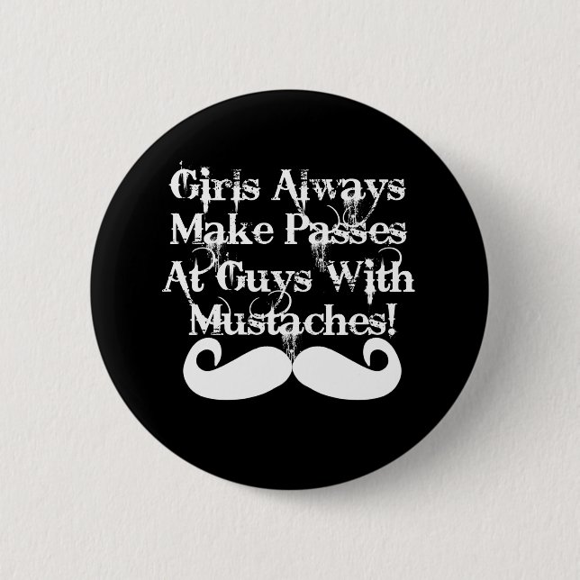 Girls always make passes... 6 cm round badge (Front)
