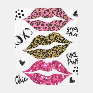Glitter typography print with lips pattern fleece blanket