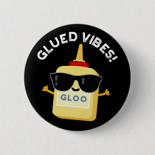 Glued Vibes Funny Glue Pun Dark BG 6 Cm Round Badge