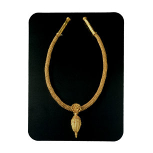 Gold necklace with acorn pendant from Monte Luna Magnet