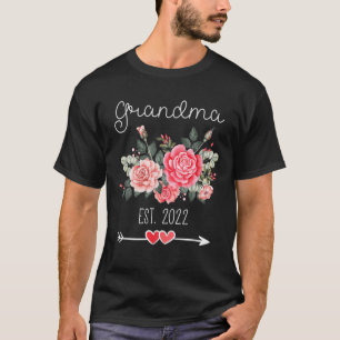 Grandma Est 2022 Pregnancy Announcement Floral T-Shirt