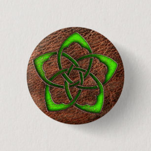 Green celtic flower knot on leather 3 cm round badge
