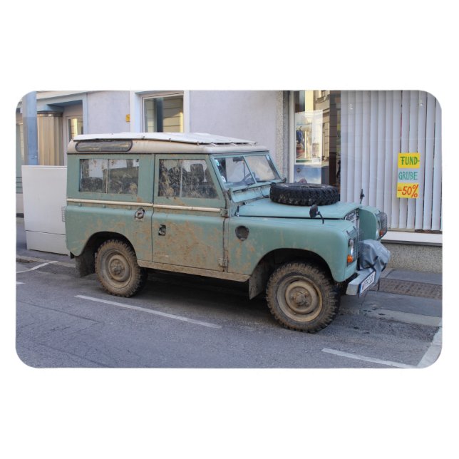 Green Land Rover Magnet (Horizontal)