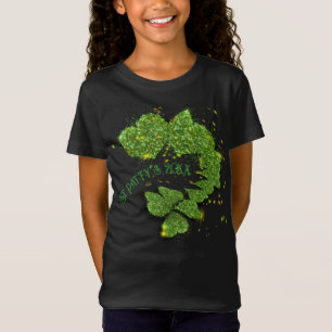 Green Shamrocks   sparkling hearts T-Shirt
