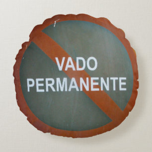 Grungy Street Sign Vado Permanente Round Cushion