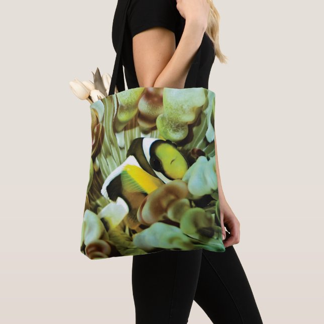 Handy tote bag with clownfish design (Close Up)