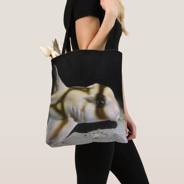 Handy tote bag with shark design (Close Up)