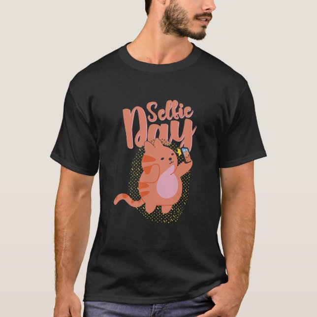 Happy Selfie Day Cute Cat Taking Selfie Selfie T-Shirt (Front)