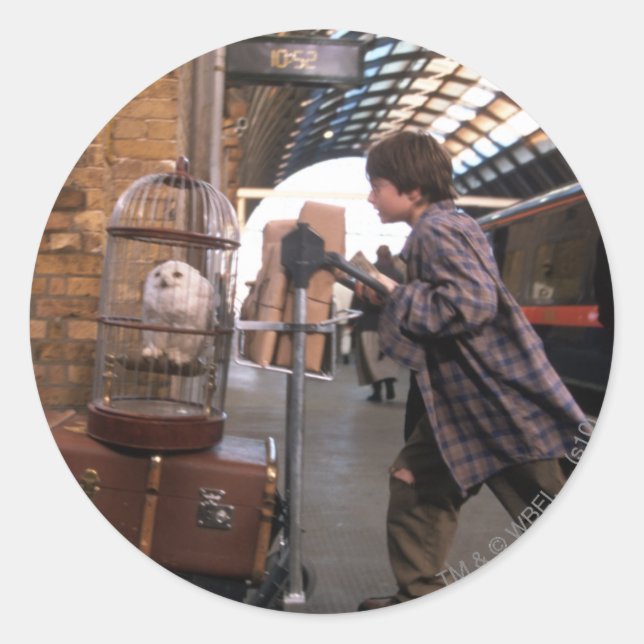 Harry and Hedwig PLATFORM 9 3/4™ Classic Round Sticker (Front)