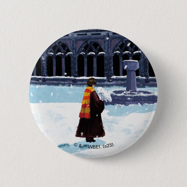 HARRY POTTER™ & Hedwig in HOGWARTS™ Courtyard 6 Cm Round Badge (Front)