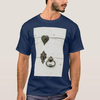 Heart shaped door lock on wooden door T T-Shirt