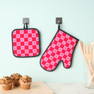 Hearts Grid pink and red Oven Mitt & Pot Holder Set