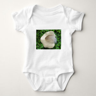 Hellbraune Feder auf hellbeigem Blatt Baby Bodysuit