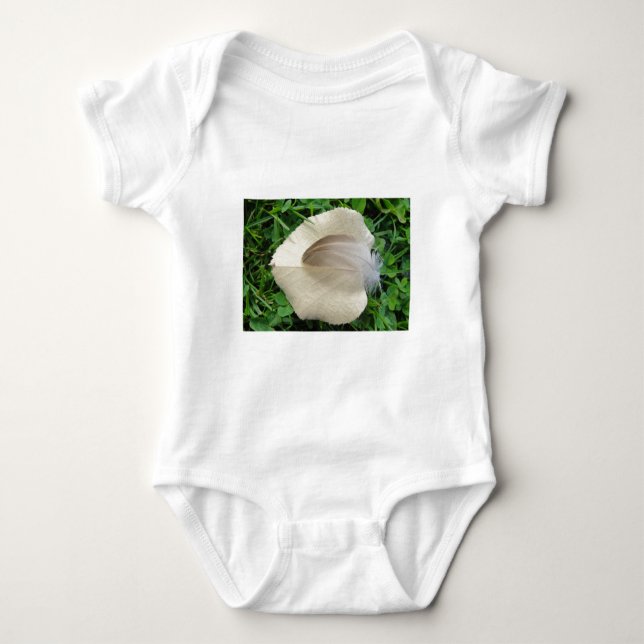 Hellbraune Feder auf hellbeigem Blatt Baby Bodysuit (Front)