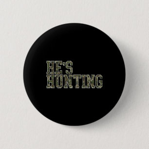 He's Hunting For Wife Hunting Season Deer Hunting 6 Cm Round Badge