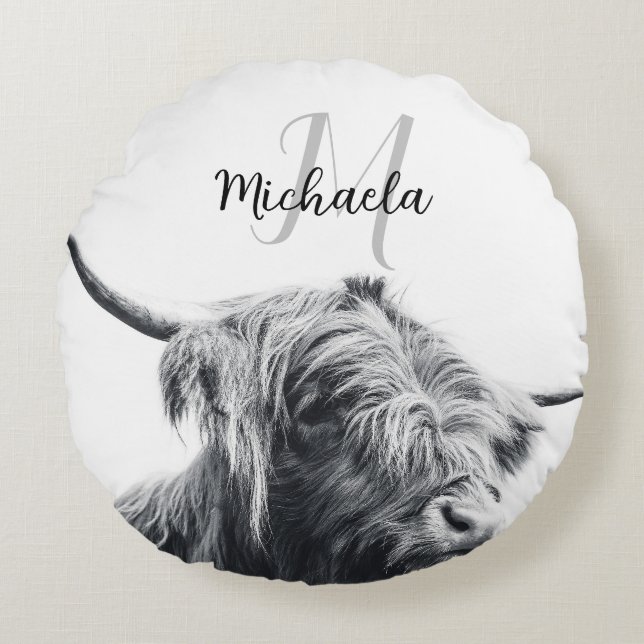 Highland cow portrait initial monogram black white round cushion (Front)