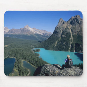 Hiker overlooking turquoise-coloured Lake Mouse Mat