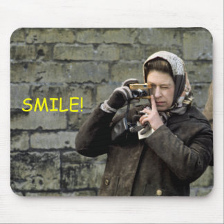 HM Queen Elizabeth Camera Smile! Mouse Mat