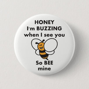 Honey I’m buzzing when i see you so bee mine 6 Cm Round Badge