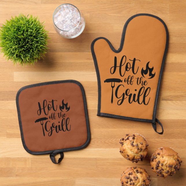 Hot Off the Grill Brown and Black Oven Mitt & Pot Holder Set (Top Down)