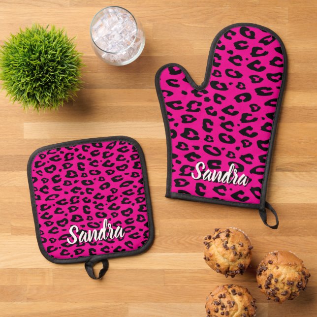 Hot pink leopard animal print kitchen oven mitt & pot holder set (Top Down)