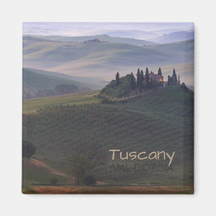 House in Tuscany in the morning fog text magnet
