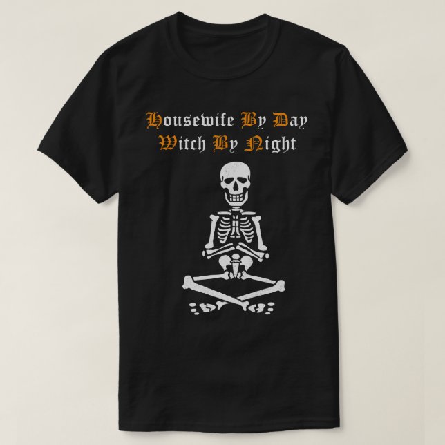 Housewife By Day Witch By Night Funny Witch  Hallo T-Shirt (Design Front)
