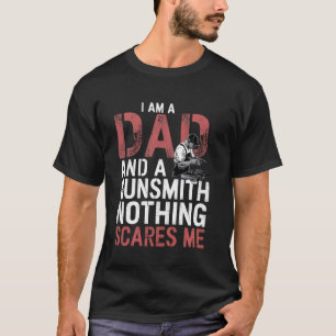 I Am a Dad and a Gunsmith Nothing Scares Me Gun En T-Shirt