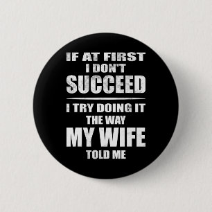 I Doing It The Way My Wife Told Me. Funny Husband 6 Cm Round Badge