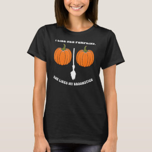 i like her pumpkins, she likes my broomstick Hallo T-Shirt
