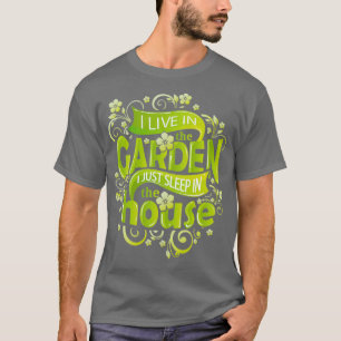 I Live In The Garden I Just Sleep In The House  (2 T-Shirt