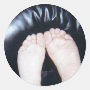 I LOVE HER FEET CLASSIC ROUND STICKER