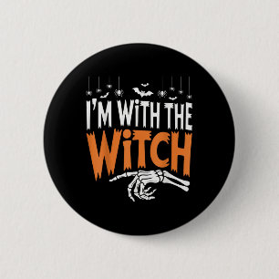 I’m With The Witch Spooky Halloween Matching Outfi 6 Cm Round Badge