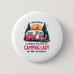 I Never Dreamed Super Y Camping Lady Killing It Ou 6 Cm Round Badge