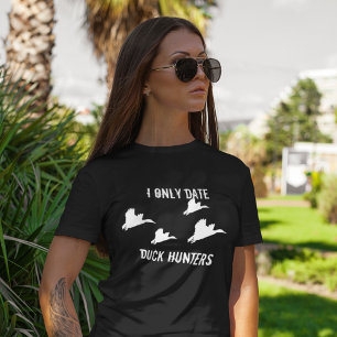 I Only Date Duck Hunters Funny Hunting Quote T-Shirt