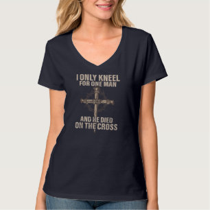 I only kneel for one man an he died on the cross - T-Shirt
