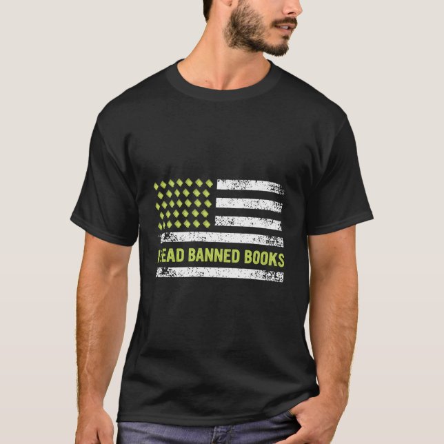 I Read Banned Books Retro Usa Flag Reading Librari T-Shirt (Front)