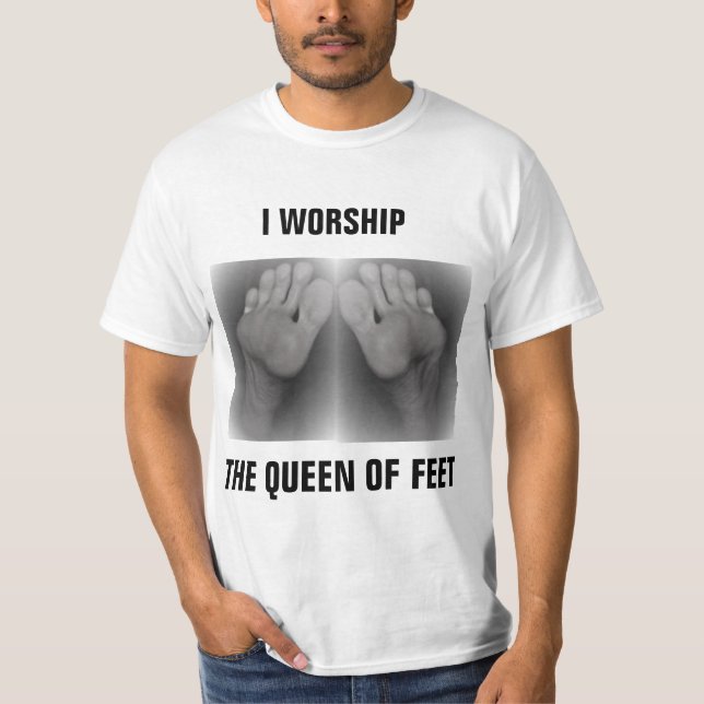 I WORSHIP THE QUEEN OF FEET T-Shirt (Front)