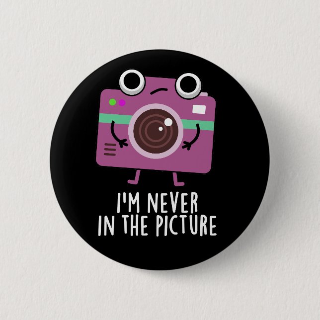 I'm Never In The Picture Funny Camera Pun Dark BG 6 Cm Round Badge (Front)