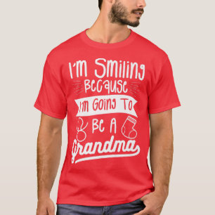 I'm Smiling Because I'm Going To Be A Grandma Gend T-Shirt