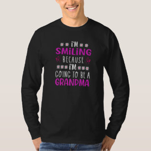 I'm Smiling Because I'm Going To Be A Grandma Sayi T-Shirt
