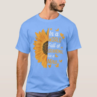 In A World Full Of Grandmas Be A Nina Funny Mom Cu T-Shirt