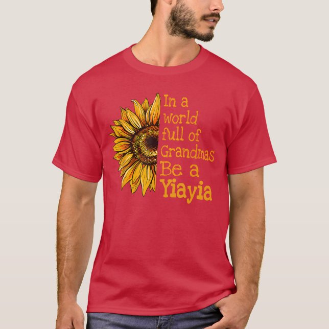 In A World Of Grandmas Be A Yiayia Greece Greek Gr T-Shirt (Front)
