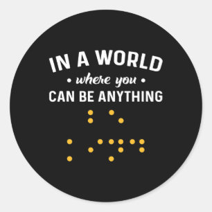 In A World Where You Can Be Anything “Be Kind”. De Classic Round Sticker