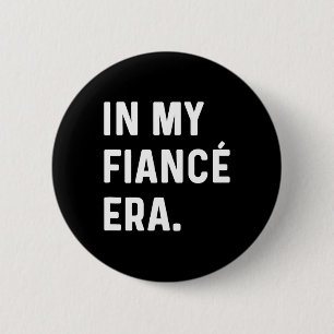In My Fiance Engagement Era - Funny Eras Trend Eng 6 Cm Round Badge
