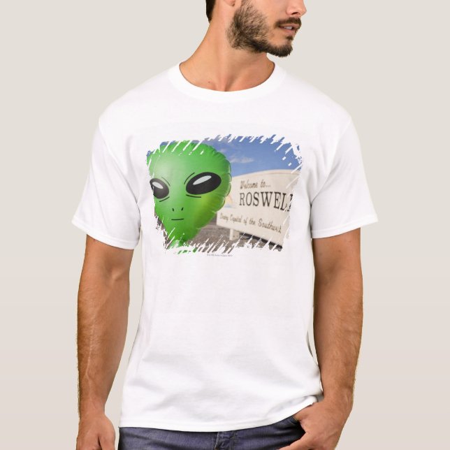 Inflatable alien with Welcome to Roswell sign in T-Shirt (Front)