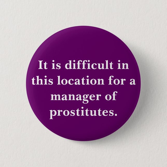It is difficult in this location for a manager ... 6 cm round badge (Front)