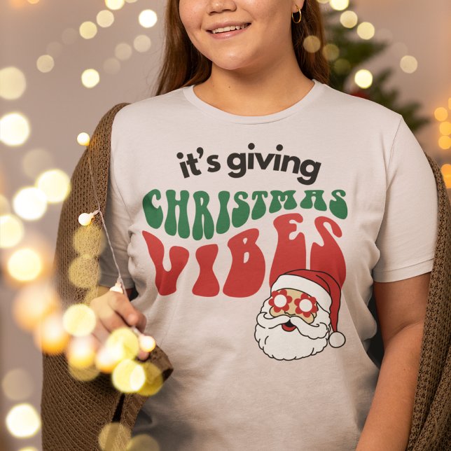 It's giving Christmas Vibes  T-Shirt (Creator Uploaded)
