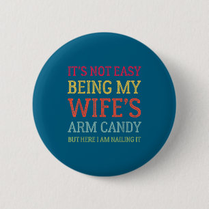 It's Not Easy Being My Wife's Arm Candy Retro Funn 6 Cm Round Badge