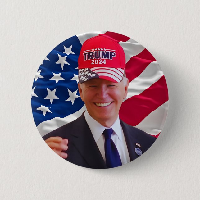 Joe biden Wearing A Trump Hat 6 Cm Round Badge (Front)